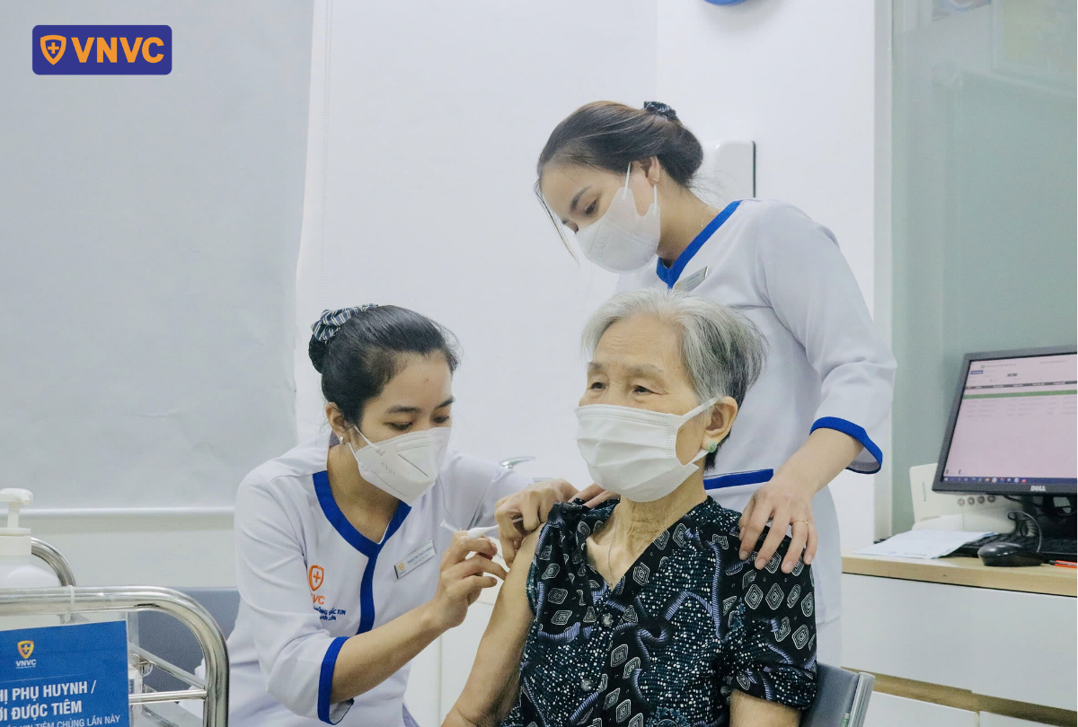 tiêm vắc xin cho cụ già