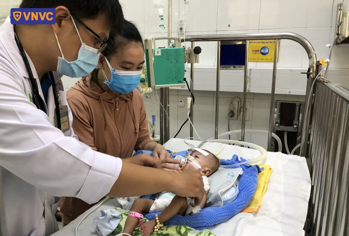 trẻ bị viêm hô hấp nặng