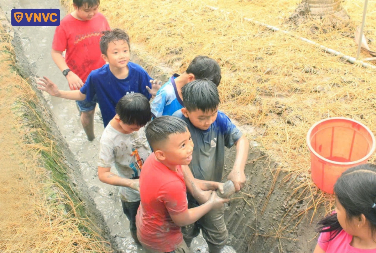 trẻ em tham gia hoạt động ngoài trời