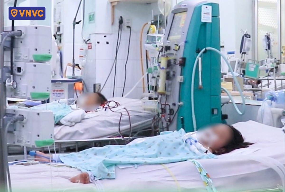 trẻ nằm cấp cứu do sốt xuất huyết