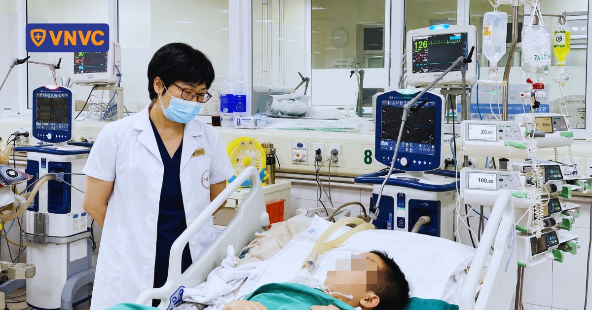 trẻ nằm viện do sốt xuất huyết