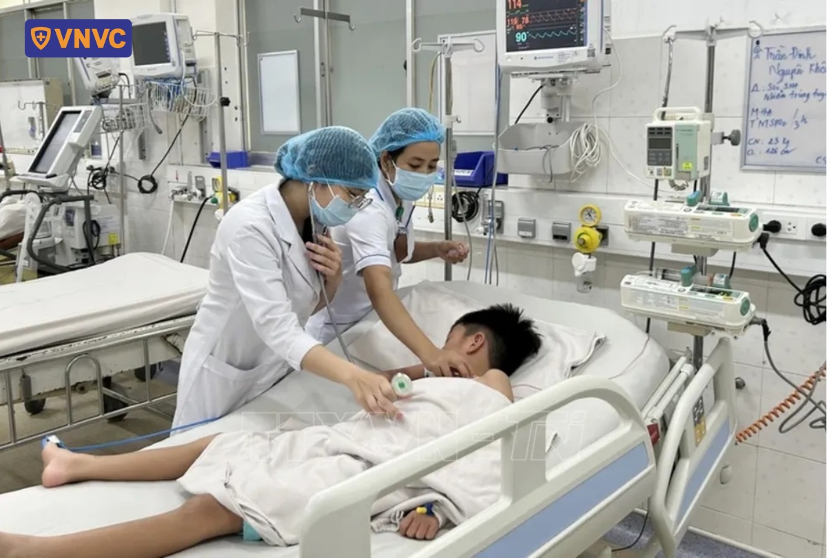 trẻ sốt cao do sốt xuất huyết