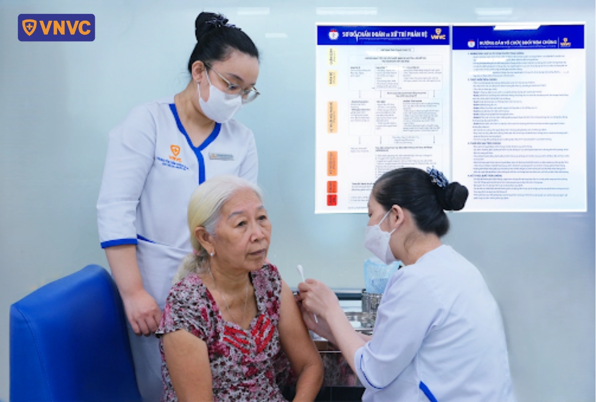 bà cụ lớn tuổi tiêm vắc xin cúm tại vnvc