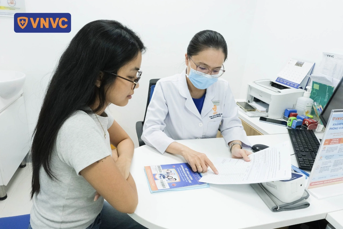 bác sĩ giải thích về chương trình hỗ trợ