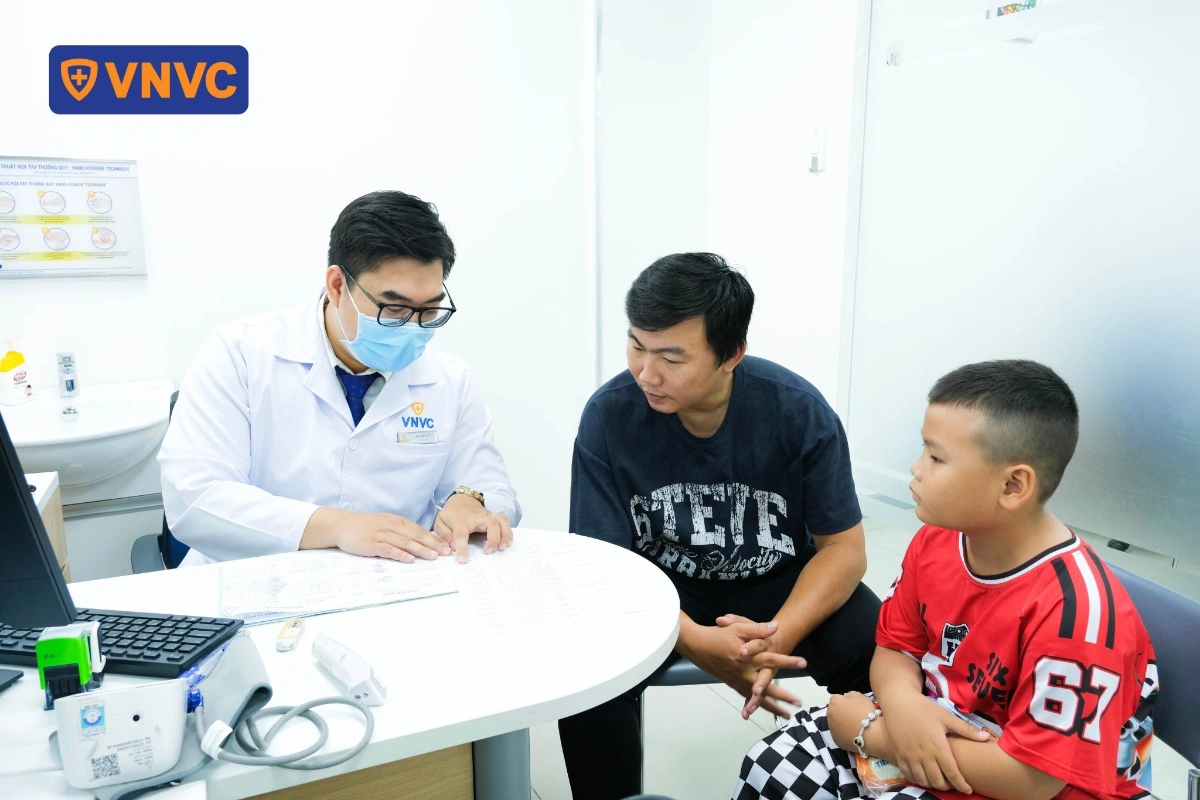bác sĩ hỗ trợ rà soát tiêm chủng