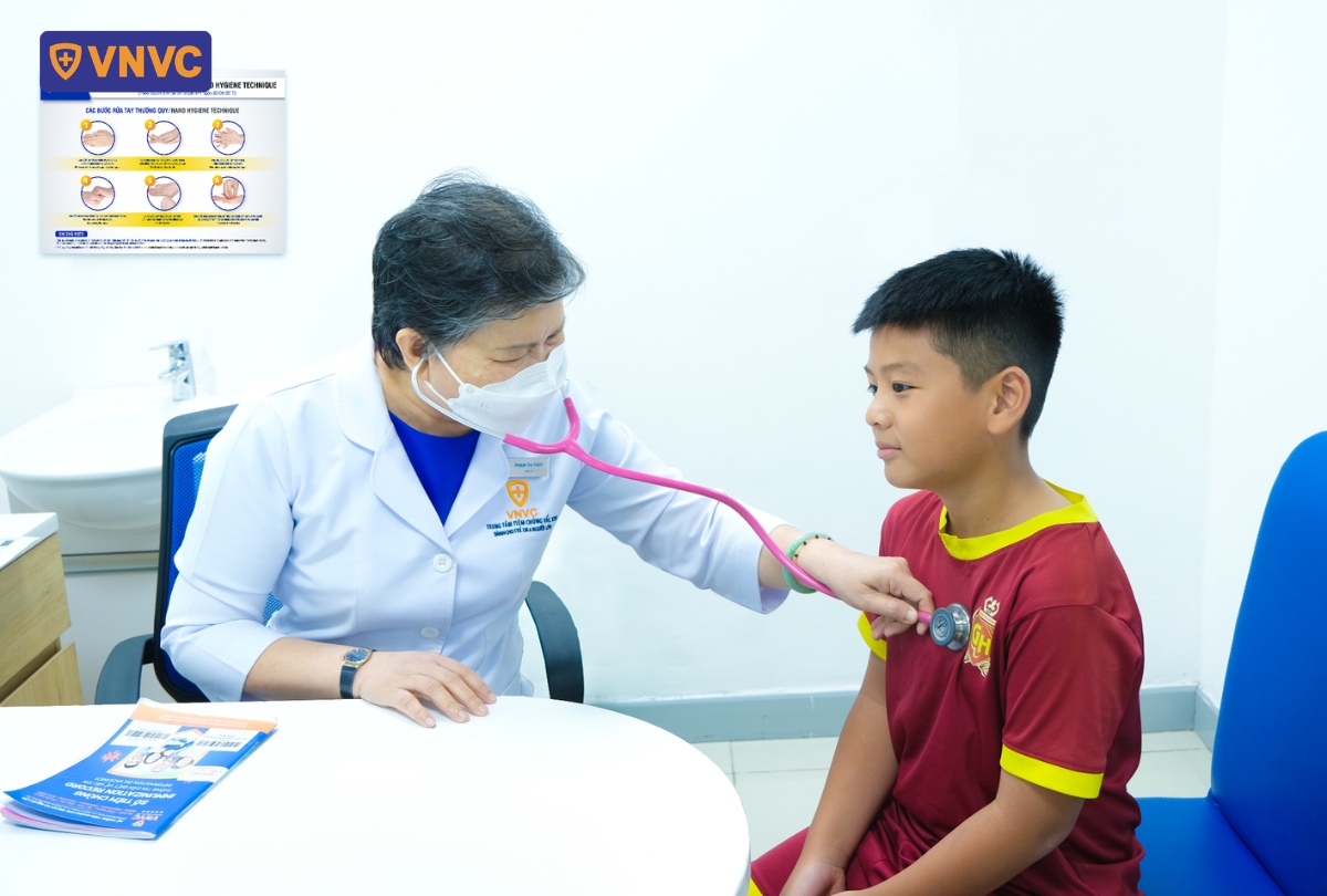 bác sĩ khám sàng lọc cho bé