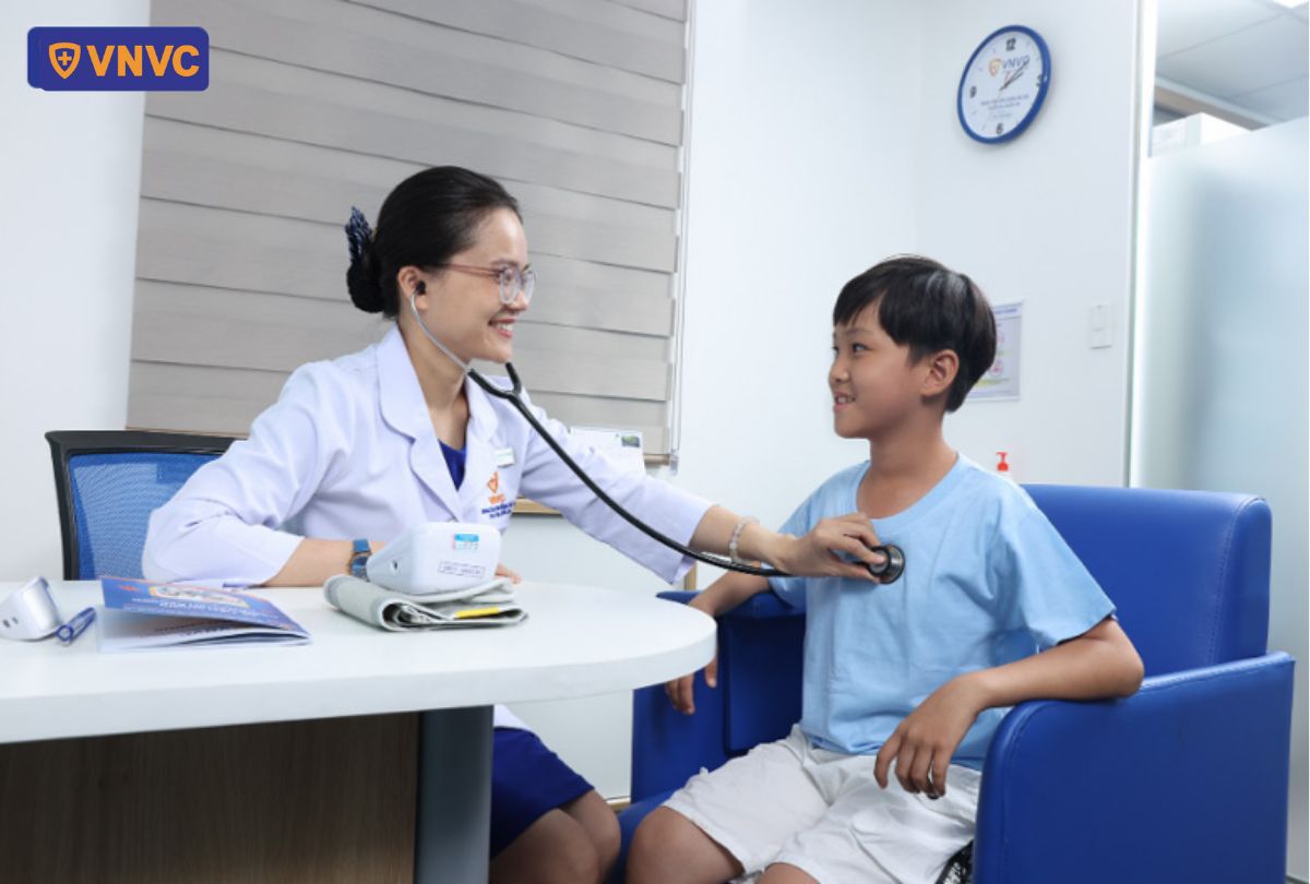 bác sĩ khám sàng lọc cho học sinh