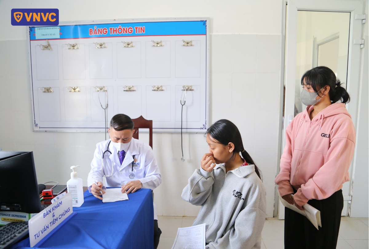 bác sĩ khám sàng lọc trước tiêm