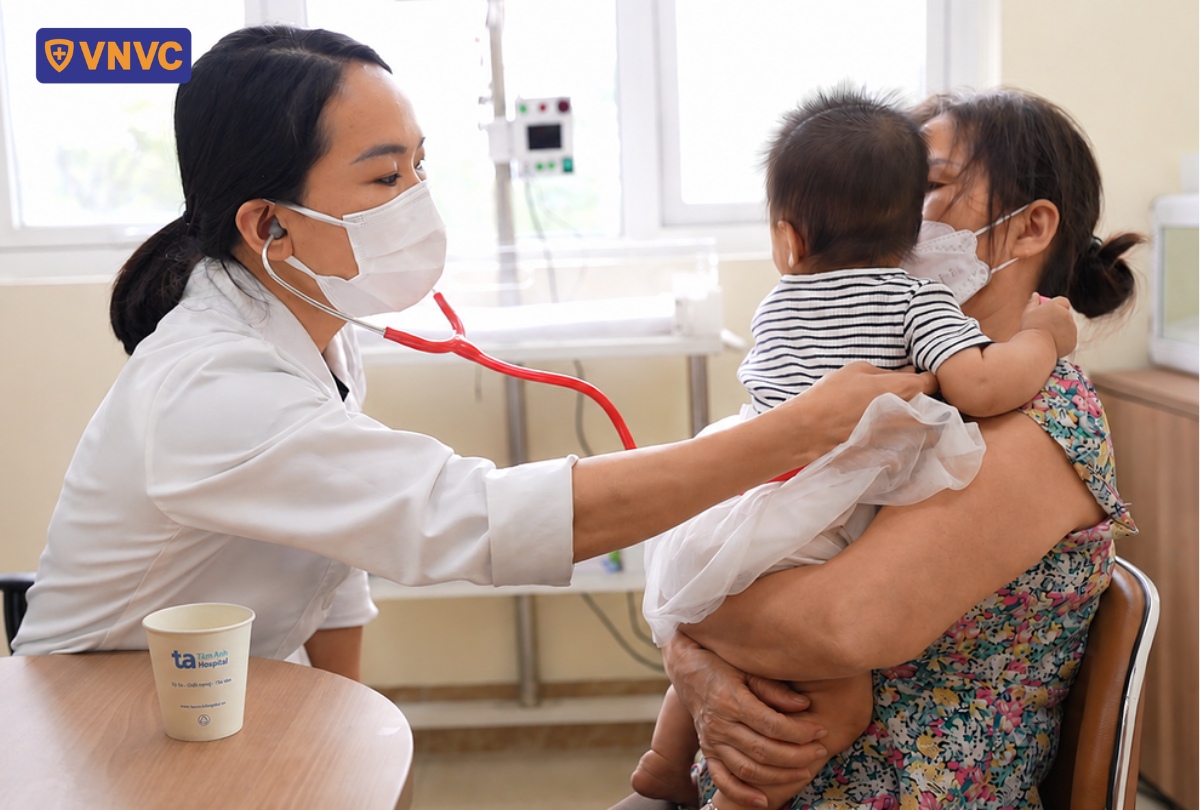 bác sĩ nghe tim phổi cho bé