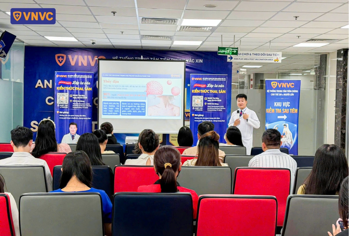 bác sĩ ở lớp tư vấn sức khỏe
