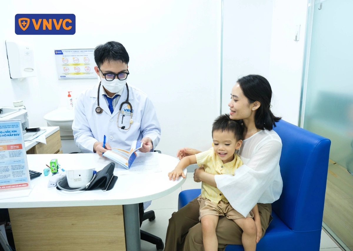 bác sĩ tư vấn vắc xin cho bé trai