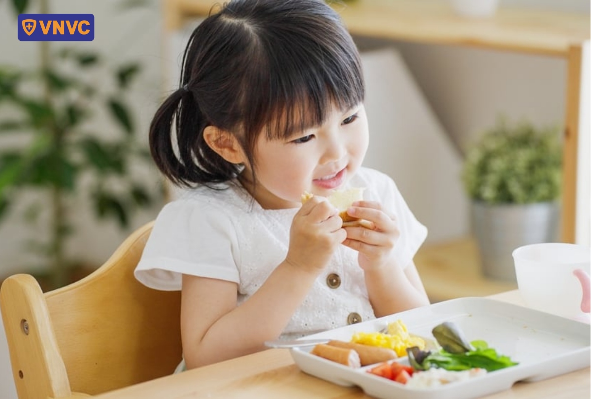 bé gái ăn uống dinh dưỡng