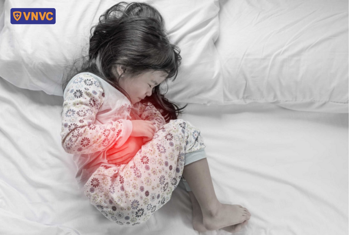 bé gái đau bụng dữ dội