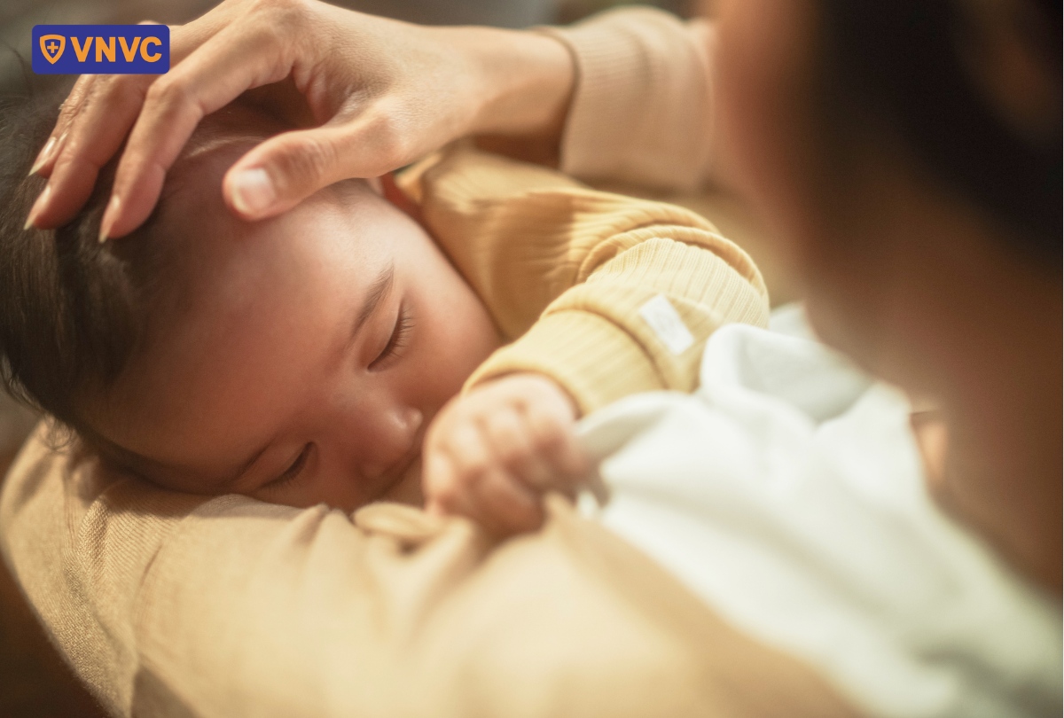 bé sơ sinh bú sữa mẹ