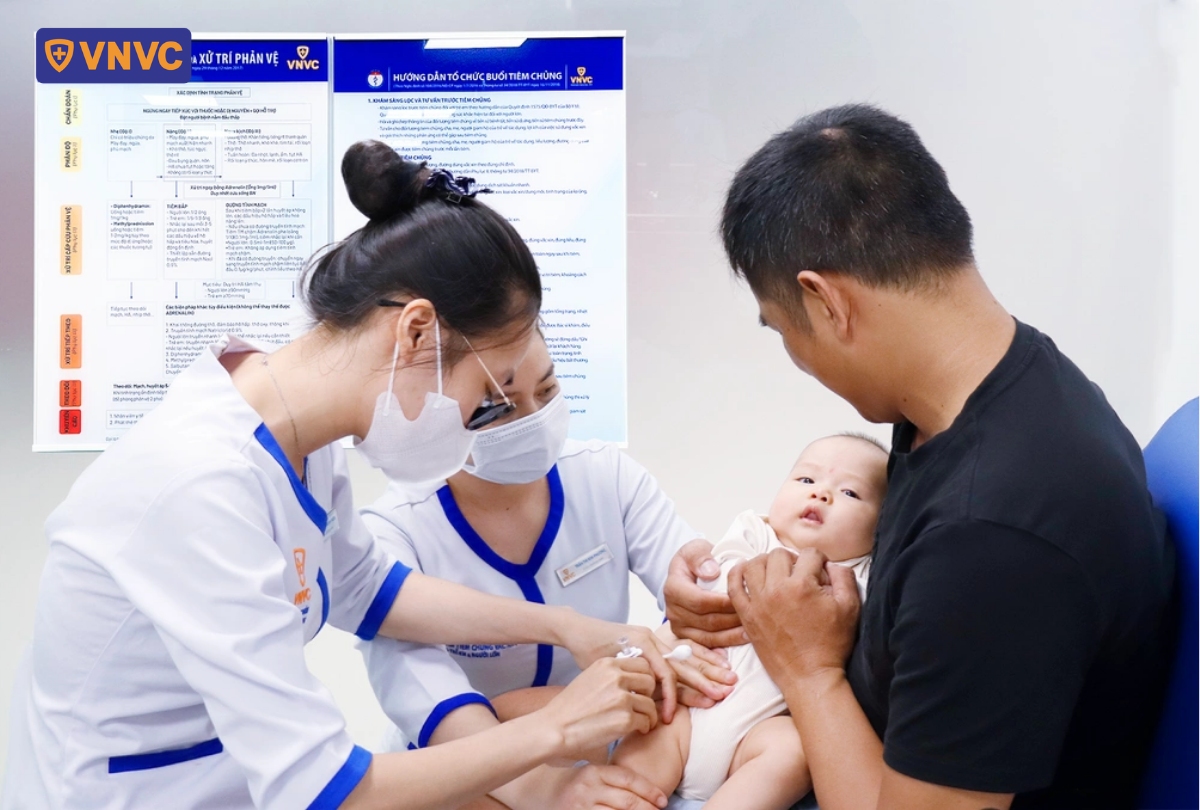 bé tiêm kháng thể đơn dòng rsv