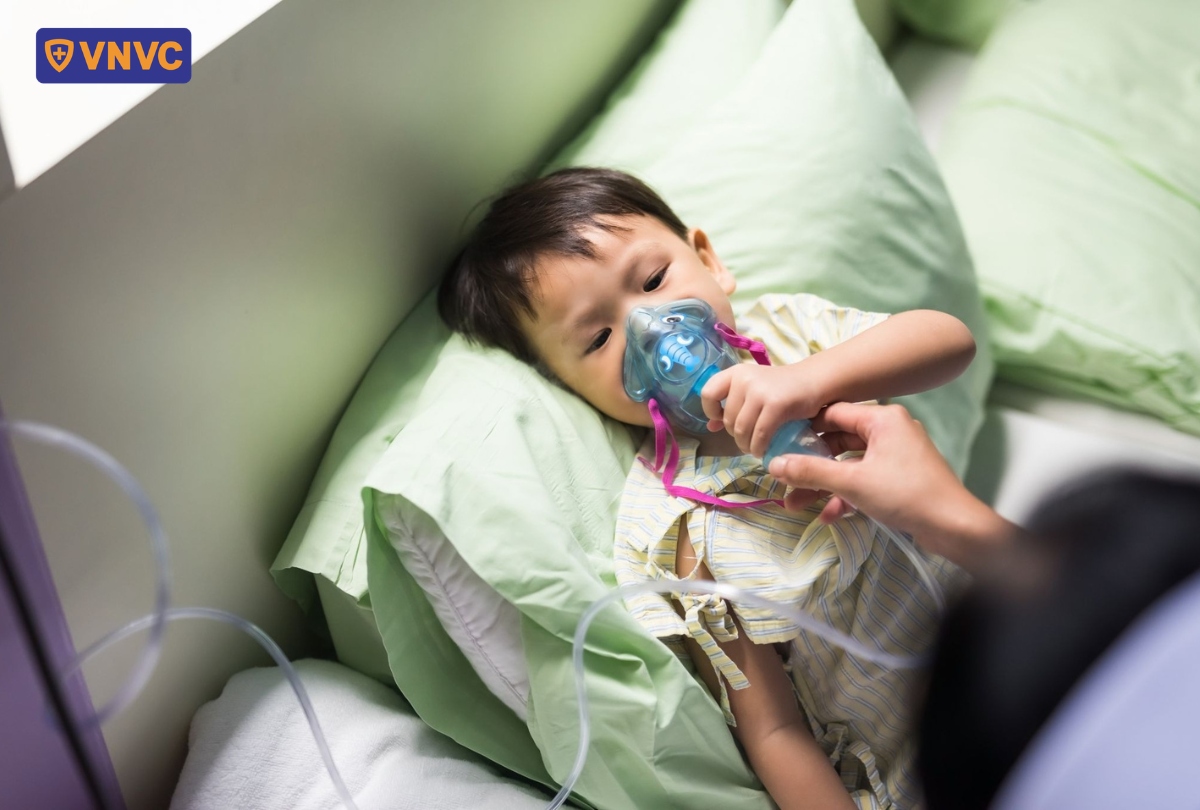 bé trai bệnh nặng phải thở máy
