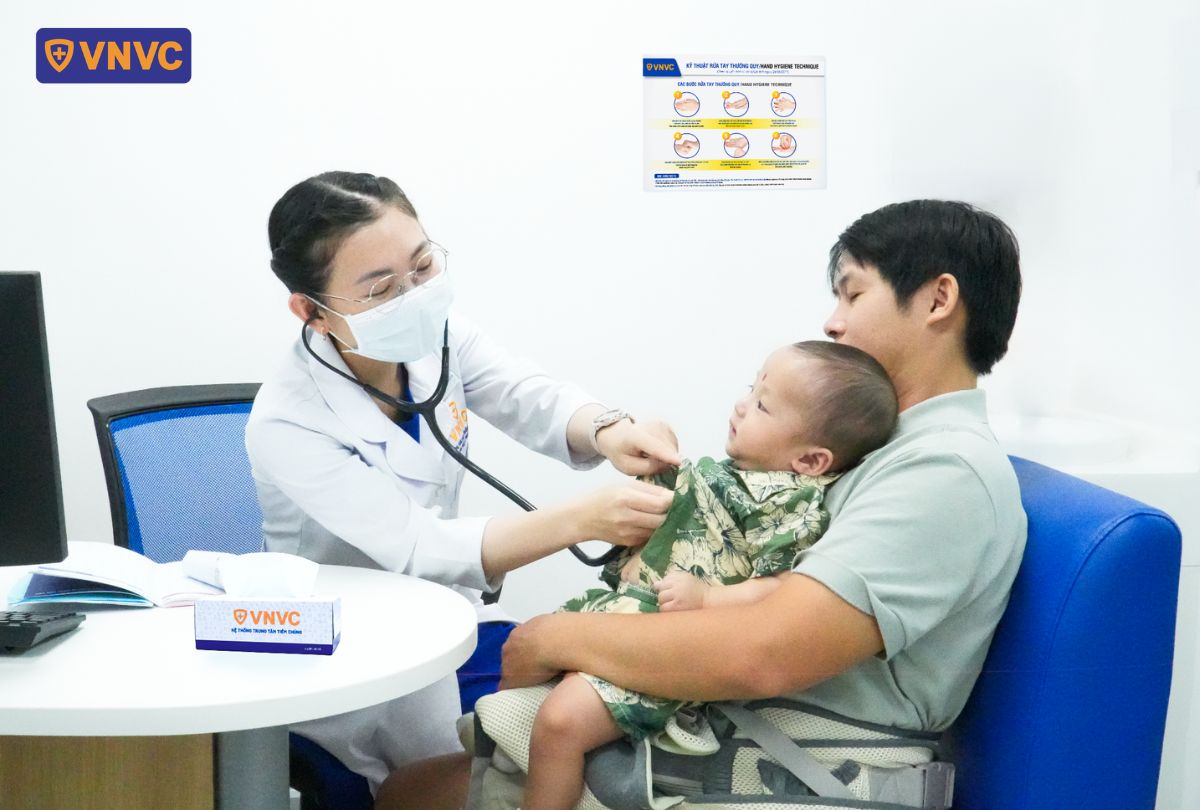 bé trai đi tiêm bù theo lịch