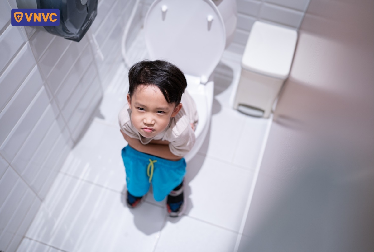 bé trai đi vệ sinh