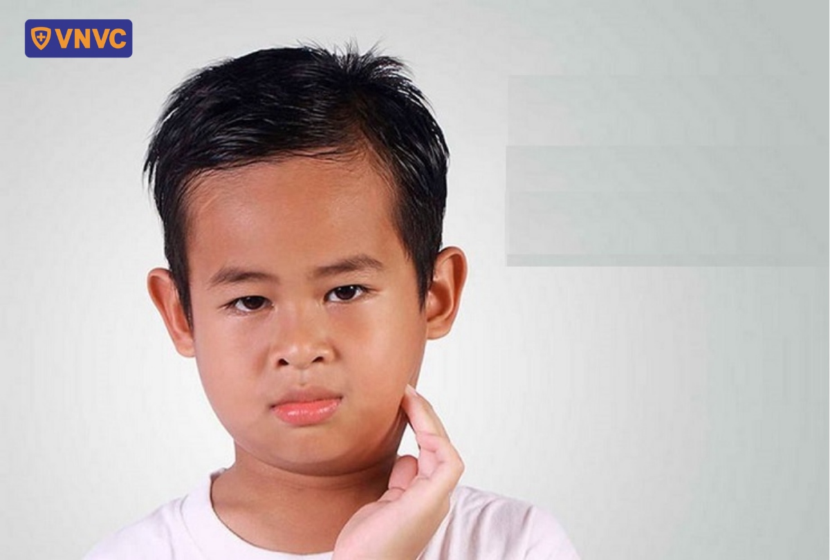 bé trai mắc bệnh quai bị