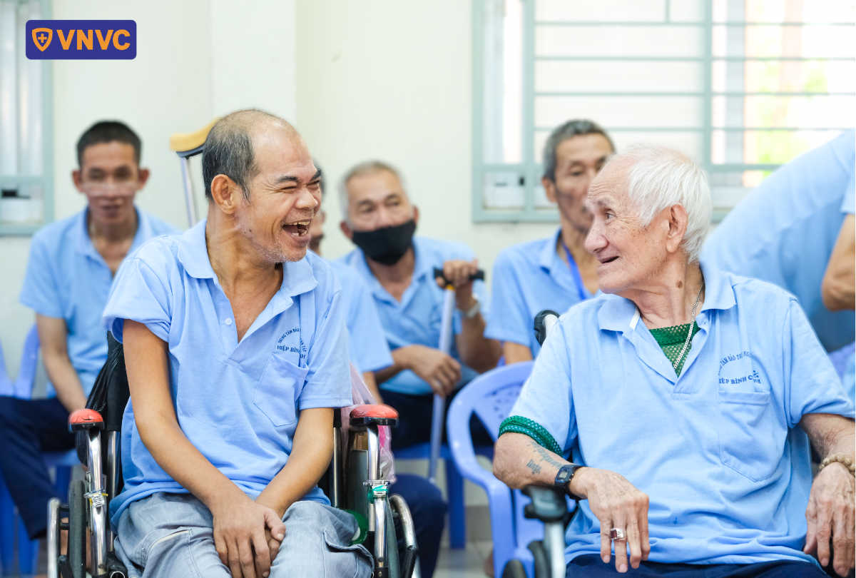các cụ già ngồi chờ tiêm