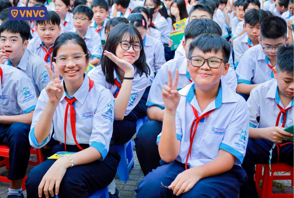 các em học sinh chụp hình