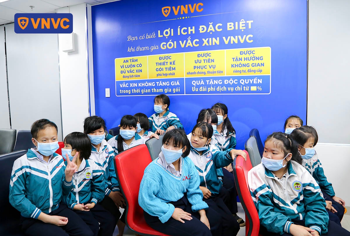 các em học sinh tại trung tâm tiêm chủng