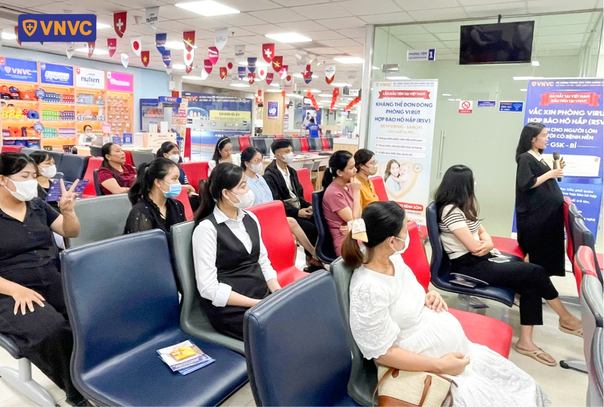 các mẹ bầu tại lớp tư vấn sức khỏe