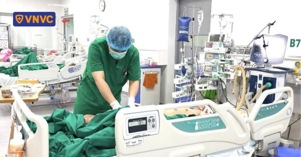 Bé trai 13 tuổi mắc viêm màng não do não mô cầu nhóm B khởi phát sau 2 ngày sốt cao