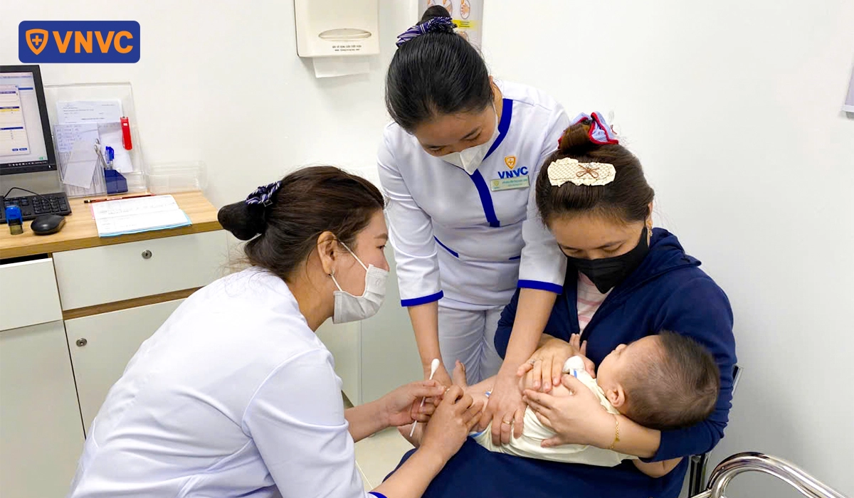 chích ngừa cho em bé nhỏ