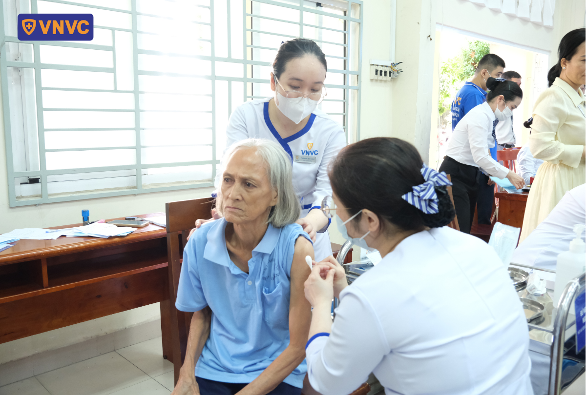 chích vaccine cho bà lão