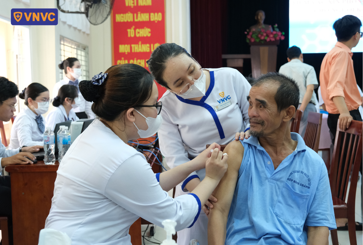 chích vaccine cho ông lão