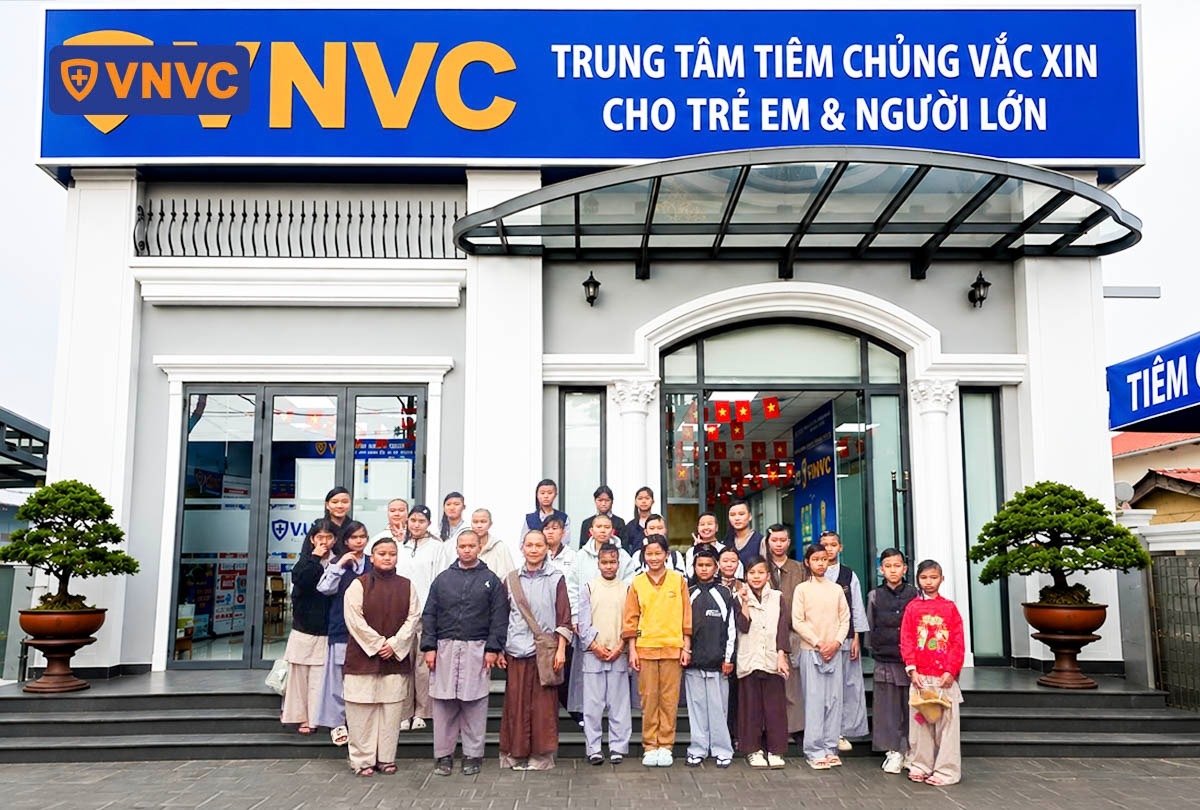 chụp ảnh lưu niệm tại trung tâm tiêm chủng