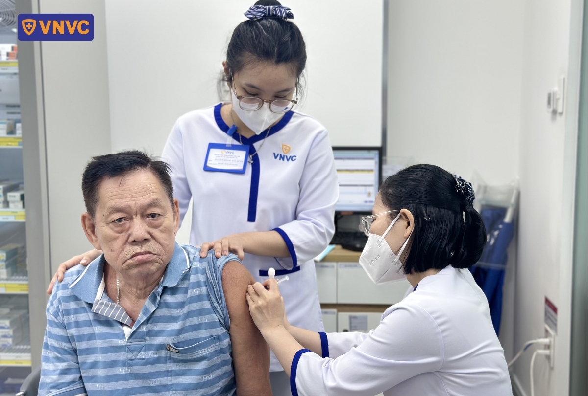 cụ lớn tuổi tiêm vắc xin cúm tại vnvc