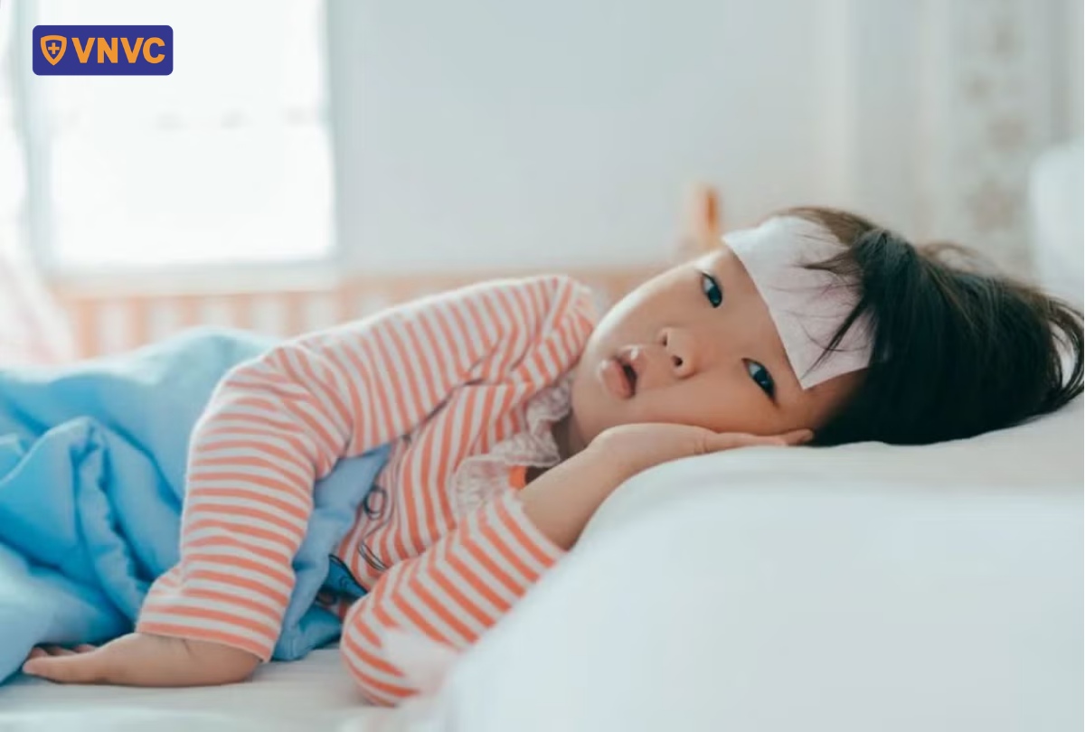 đắp khăn hạ nhiệt cơ thể trẻ
