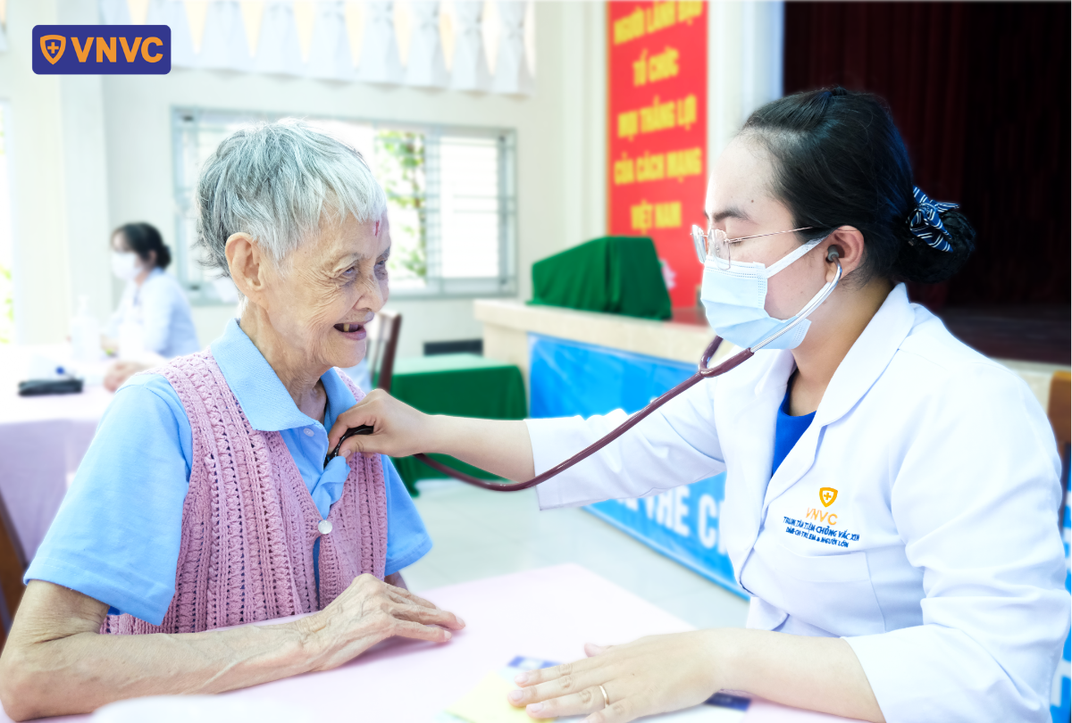 đặt ống nghe nhịp tim bà lão