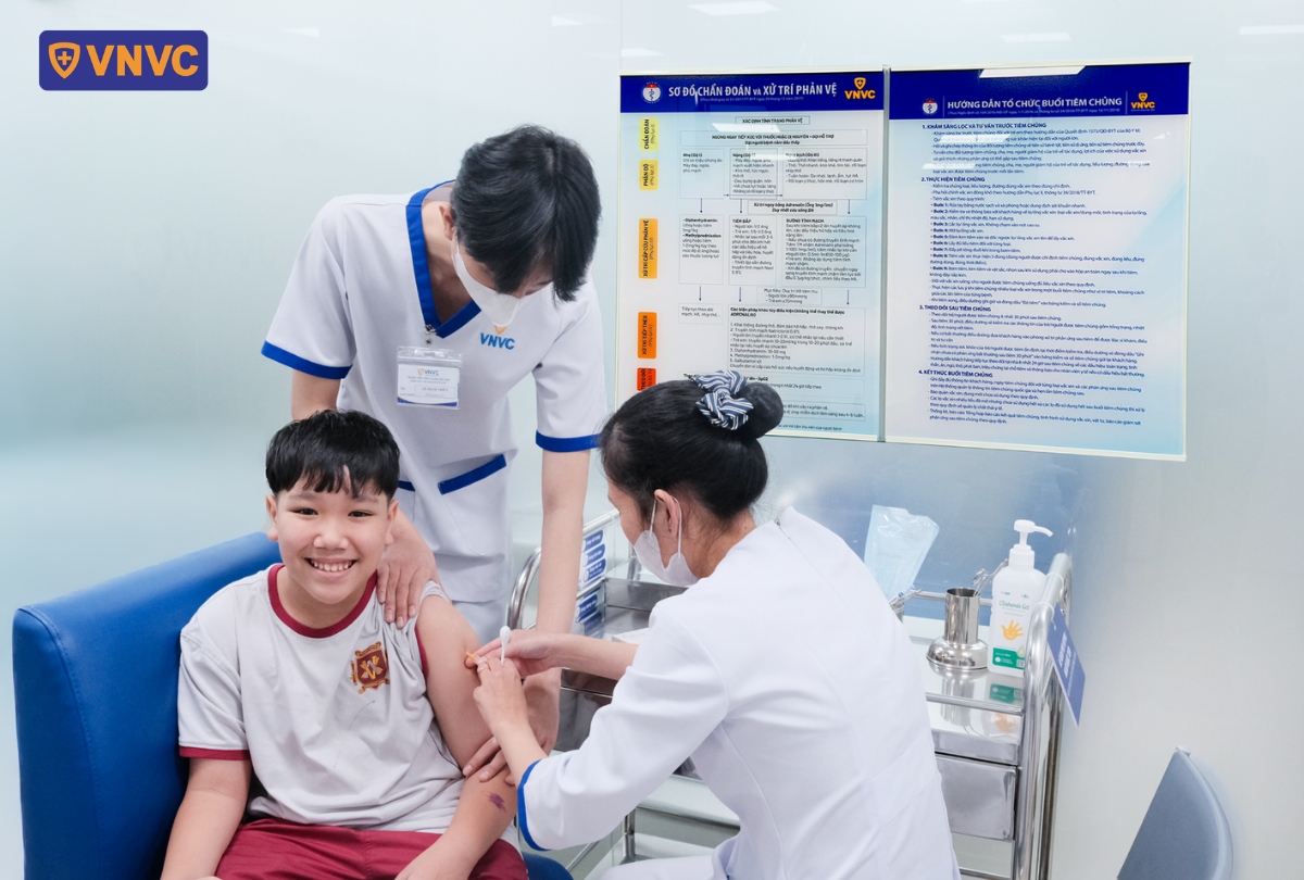 điều dưỡng tiêm ngừa cho bé trai