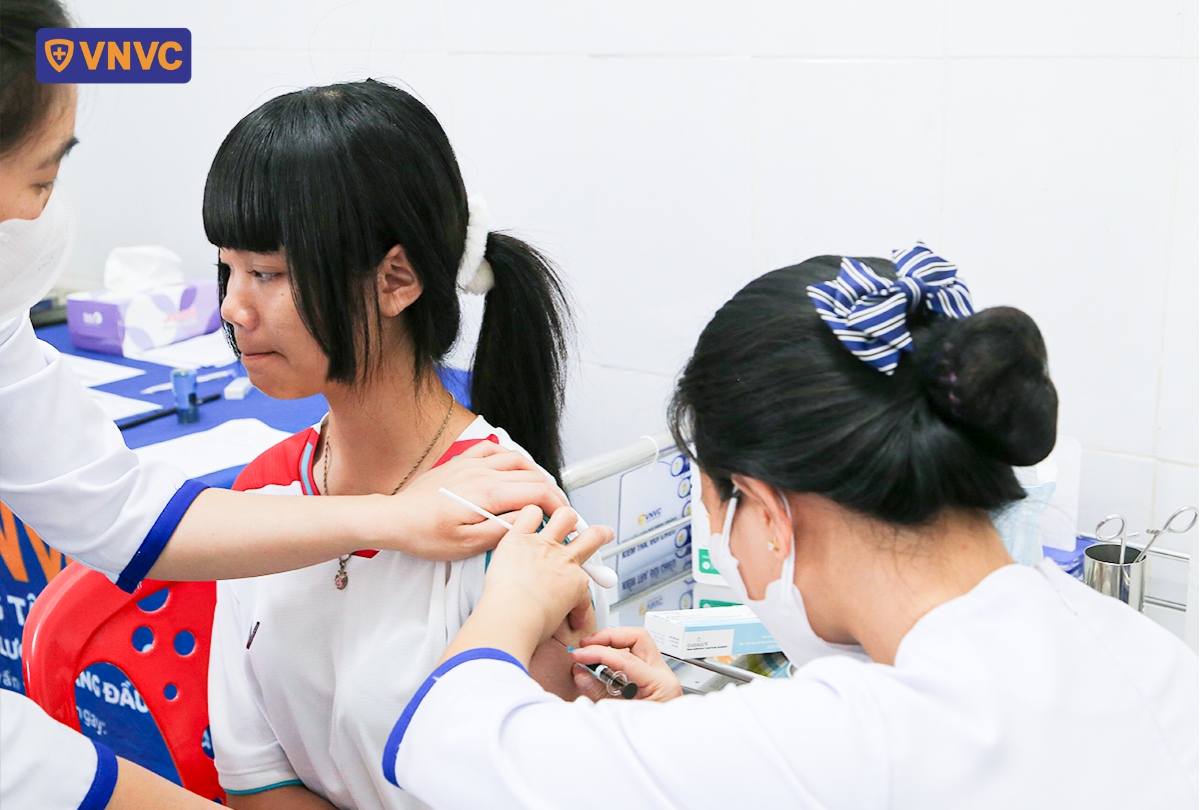 điều dưỡng tiêm phòng cho bé gái