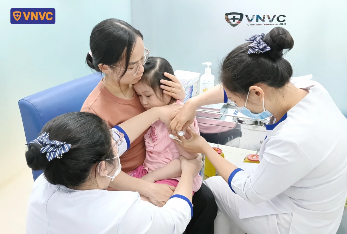 điều dưỡng tiêm vắc xin cho bé gái