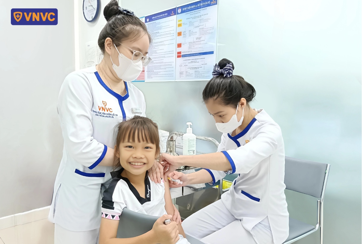 điều dưỡng tiêm vắc xin cho bé gái