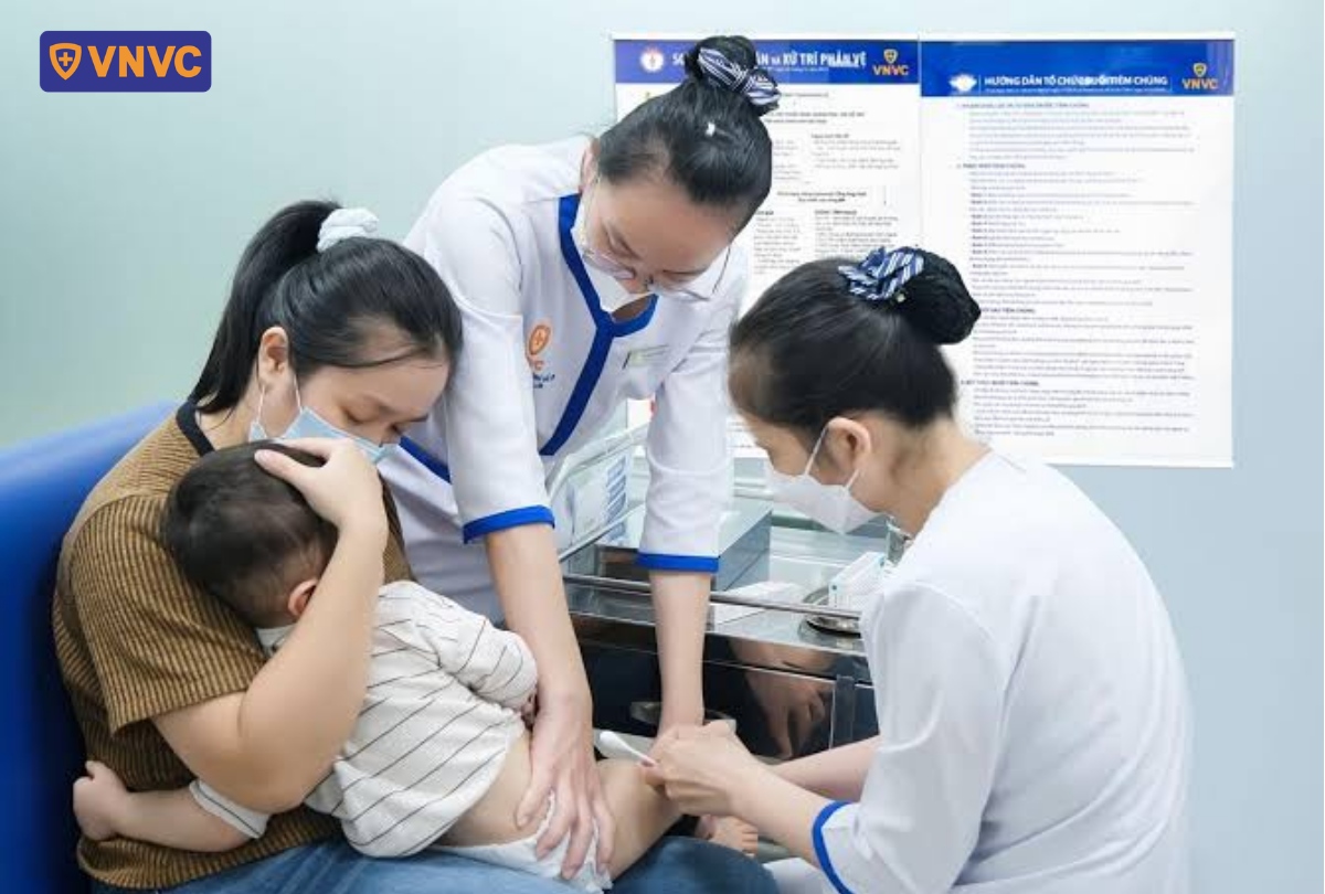 điều dưỡng tiêm vắc xin cho bé trai