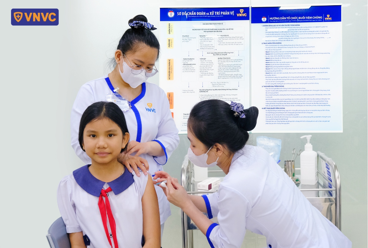 điều dưỡng tiêm vắc xin cho học sinh