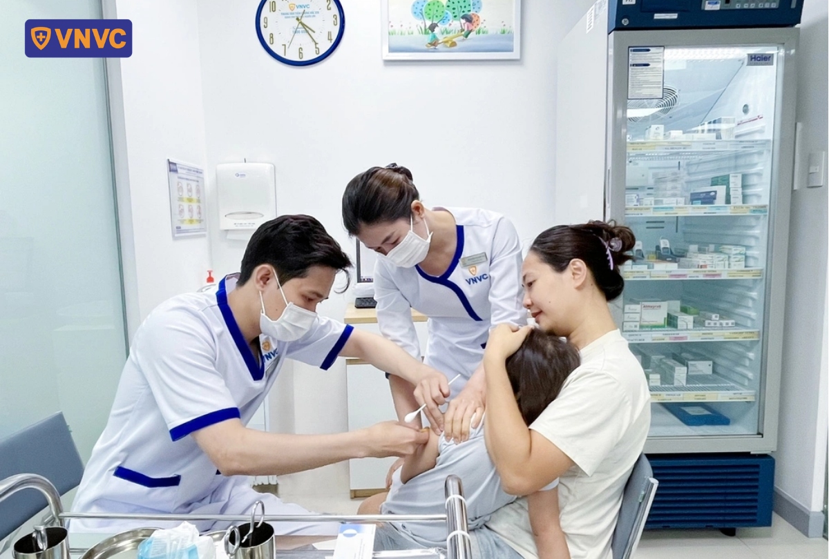 điều dưỡng tiêm vắc xin tại vnvc