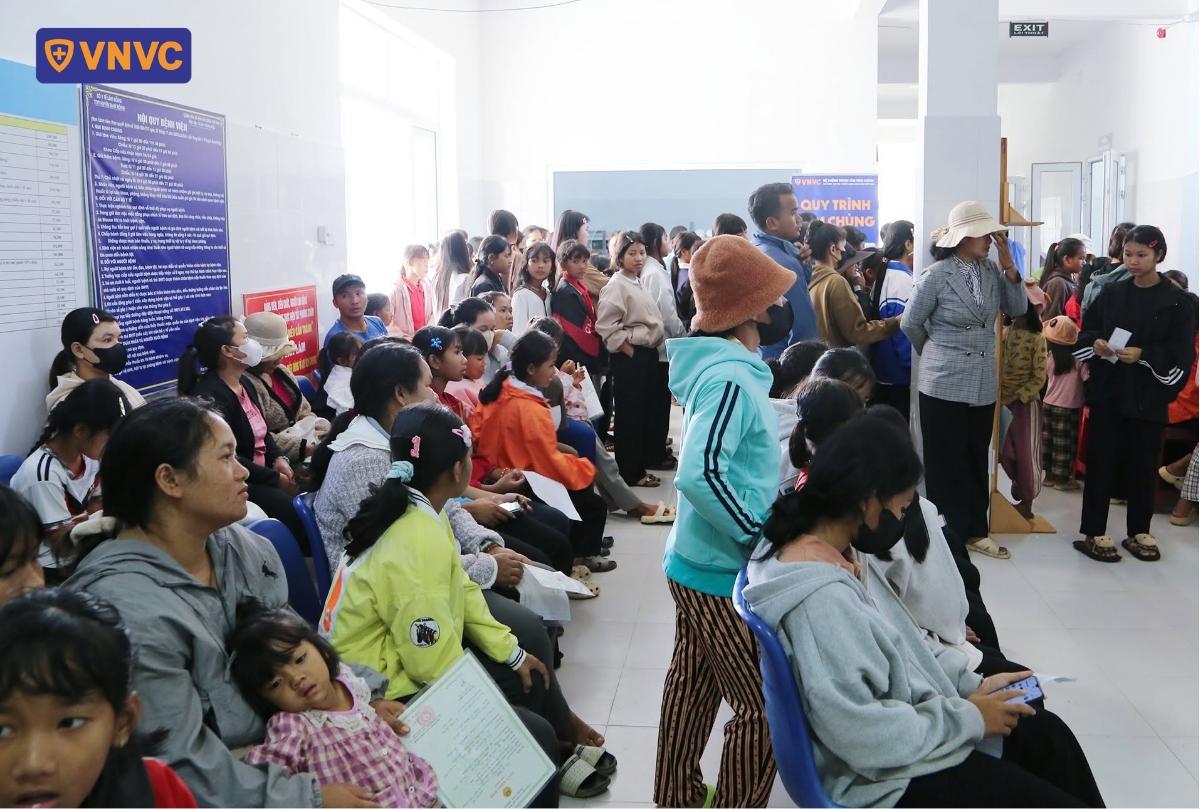 đông đảo người dân đi tiêm