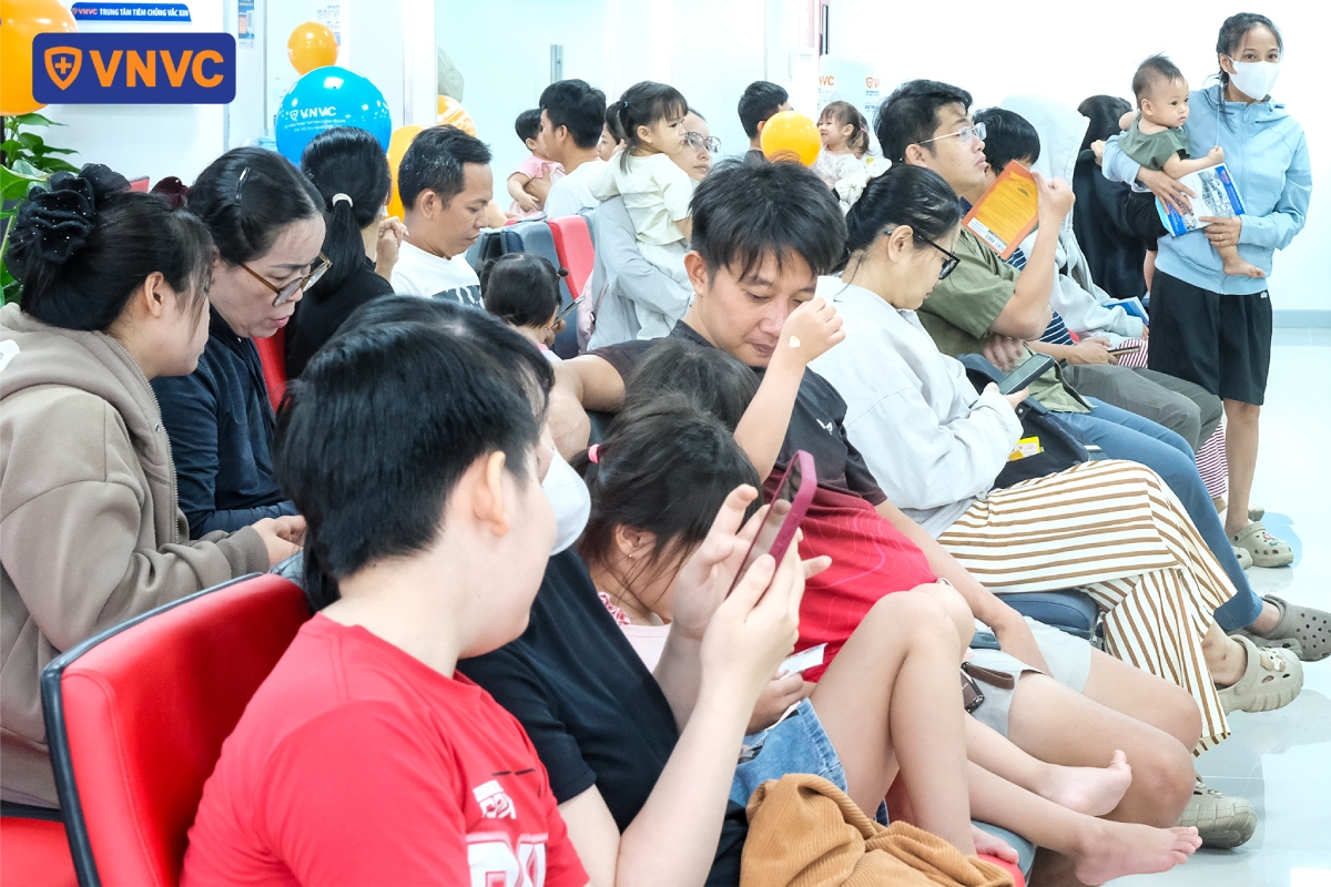 đông khách hàng đến vnvc đỗ xuân hợp