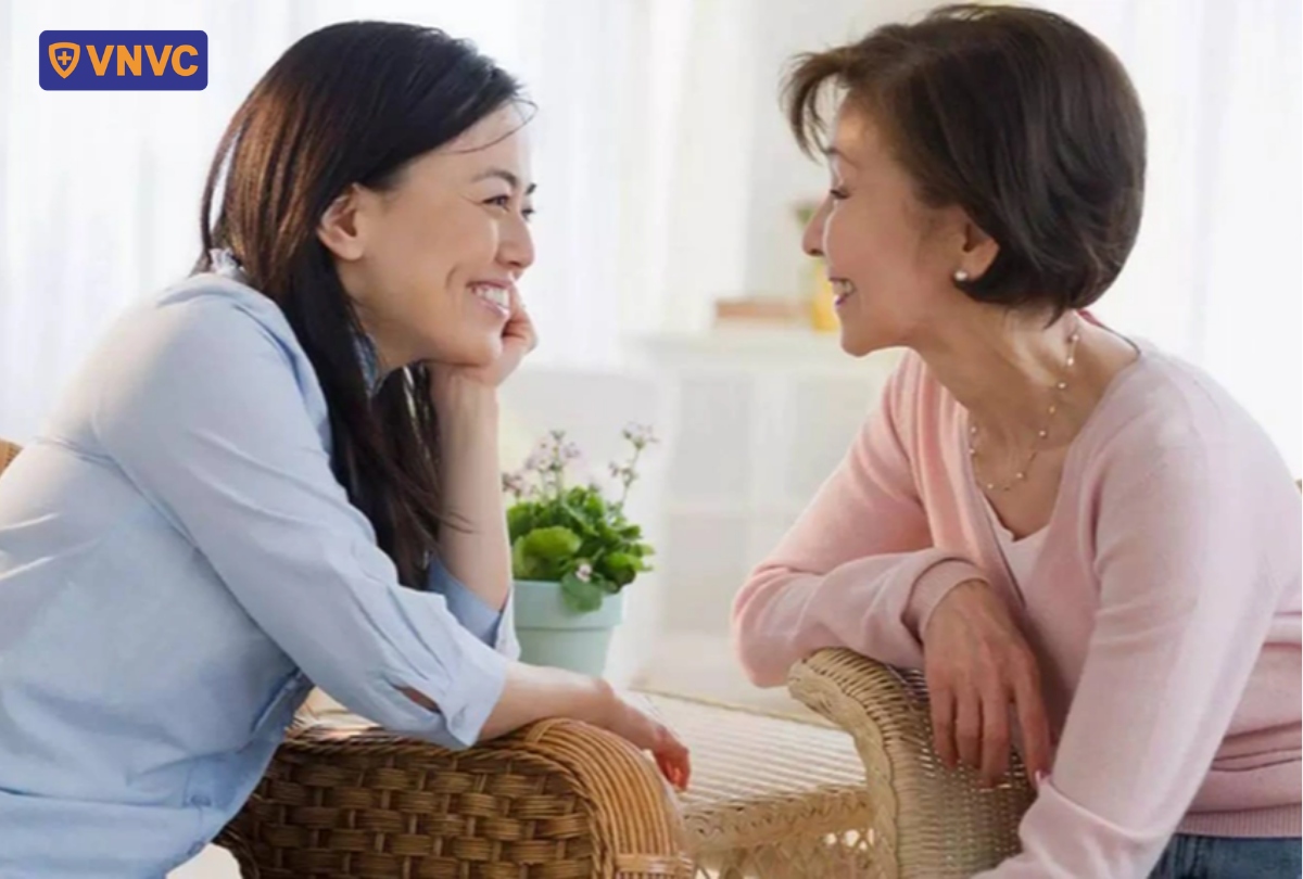 hai người phụ nữ nói chuyện