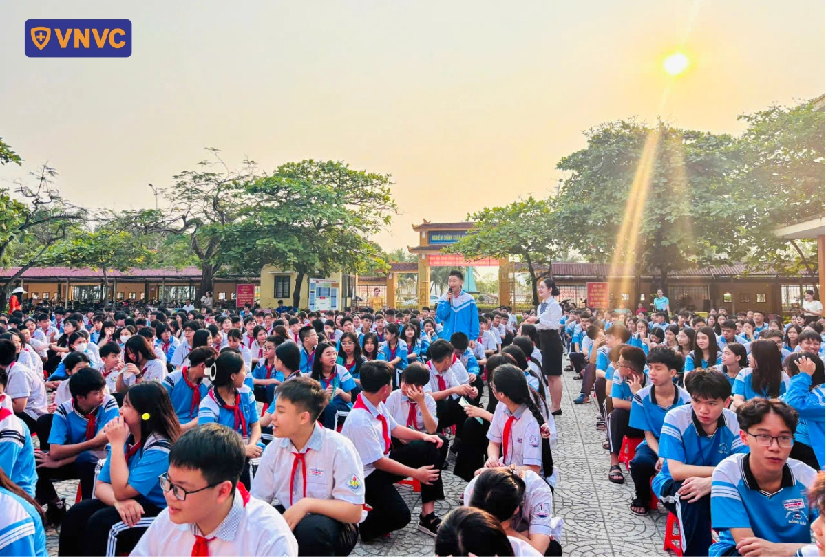 học sinh nam đặt câu hỏi