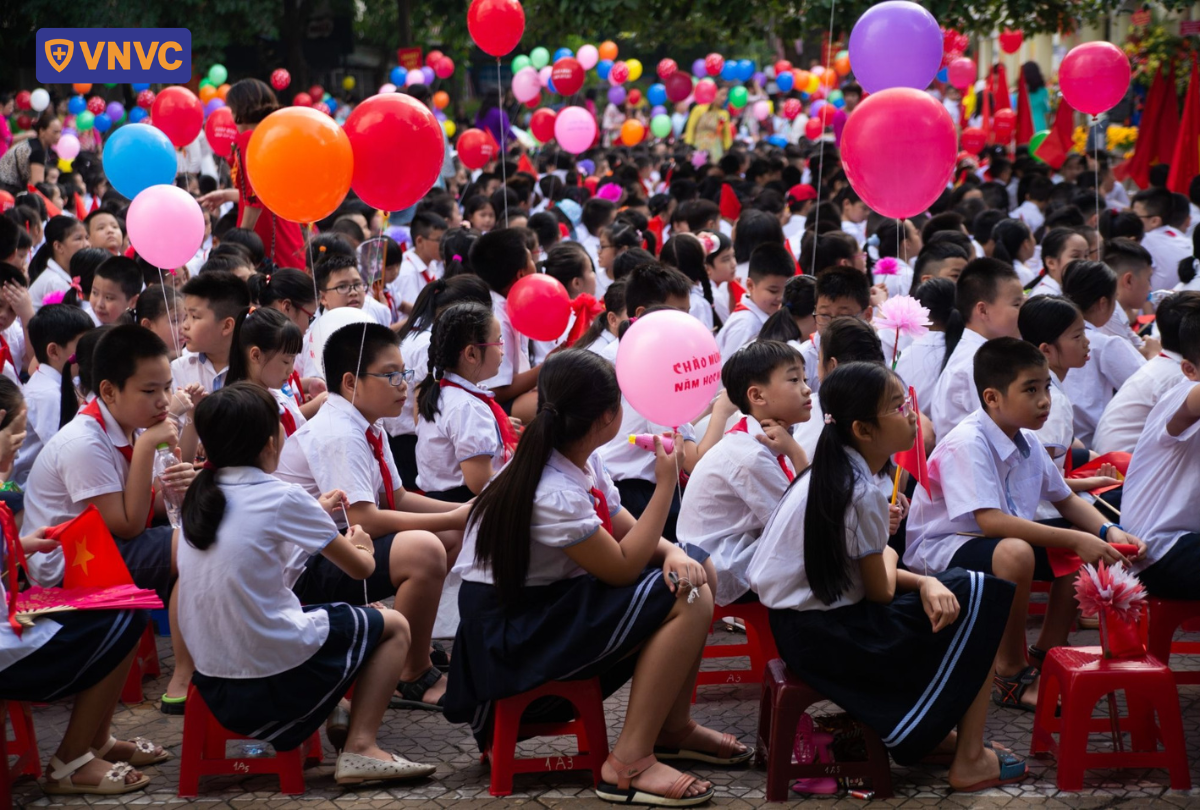 học sinh ngồi tụ tập