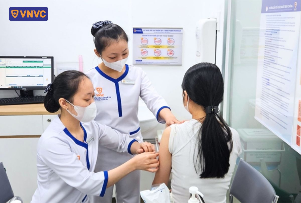 học sinh thcs tiêm vắc xin tại vnvc