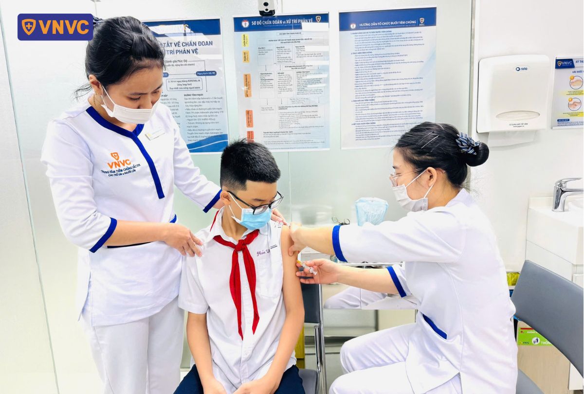 học sinh tiểu học đi tiêm vắc xin
