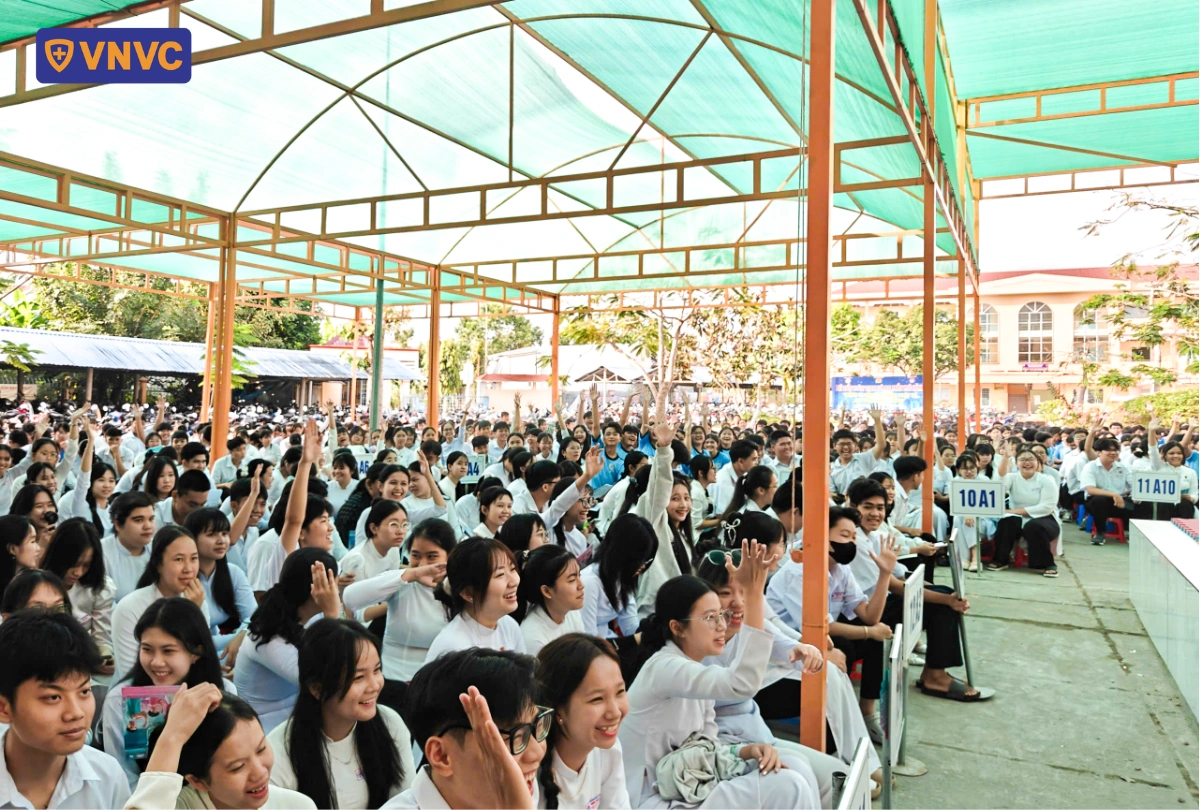 học sinh trong lớp tư vấn sức khỏe